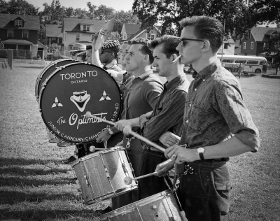 Optimists drum line rehearsing (Rochester, 1960)
Photo by Don Daber
R-L: Colin Hedworth, Bill Ukas, Gord O'Halloran, Glen Durish, Glenn Copp, Hector Roberts, ???
Keywords: 1960