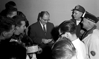 Mr Baggs, Bernie Beer make Bob Mannhardt of Drum Corps News an honourary member (Rochester, NY, Feb 1961)
Photo by Don Daber
Keywords: 1961