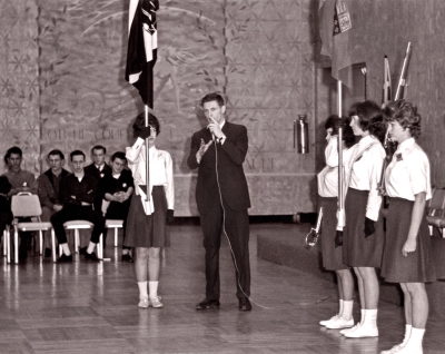 Ivor Bramley and, probably, Trafalgar's Guard (CDCA Convention, 1963)
Looks like Bill Hannah and Gene Chepswick in the back row on the left

Photo by Don Daber
Keywords: 1963