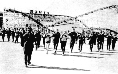 Toronto Optimists rehearsing at the CNE (1964)
From Green Capsule Comments
Keywords: 1964