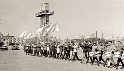 Toronto Optimists (Rehearsing at Shell Tower, CNE, 1964)
Photo by Don Daber
Keywords: 1964