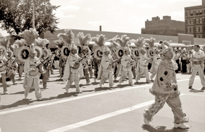 A String marching band (they even have bass fiddles) (Great Circus Parade, Milwaukee, 1964)
Photo by Don Daber
Keywords: 1964