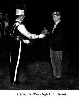 Andy Henderson accepts High GE tropy at Blue & Gold show, midwest (1964)
Keywords: 1964