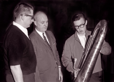 Truman Crawford, Bill Shepherd of Whaley Royce and Dave Watt holding Optimists first Contra (1965)
Photo by Don Daber
Keywords: 1965