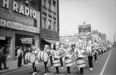 Toronto Optimists in front of Whaley Royce at Dundas & Yonge (Toronto, 1965)
Photo by Don Daber
Keywords: 1965