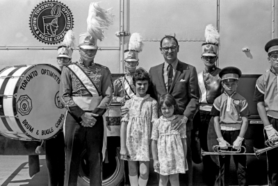 Promo Shot with Toronto Optimists and Optimist Cadets (1969)
Is that Norm Kennedy and his daughters?

Photo by Don Daber
Keywords: 1969