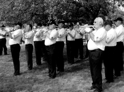 Optimists Alumni warm up in front of Fort York Armouries (Warriors Day Parade, CNE, Toronto, 2006)
Photo by Eric McConachie
Keywords: 2006