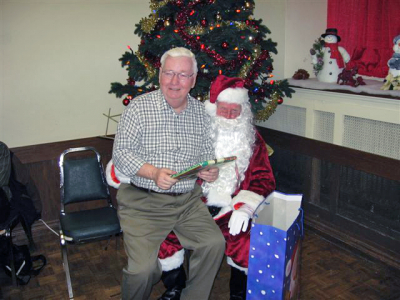 Jim Dwyer with Santa (Christmas Party, 2006)
Photo submitted by Phil Hennings
Keywords: 2006