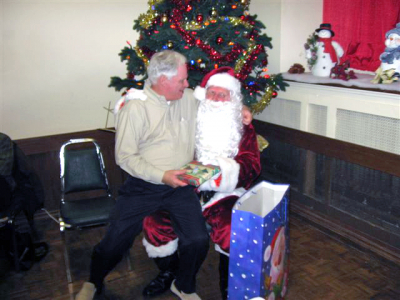 Vern Reid with Santa, Christmas (2006)
Photo submitted by Phil Hennings
Keywords: 2006