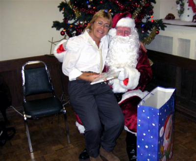 Carol Munro with Santa (Christmas, 2006)
Photo submitted by Phil Hennings
Keywords: 2006
