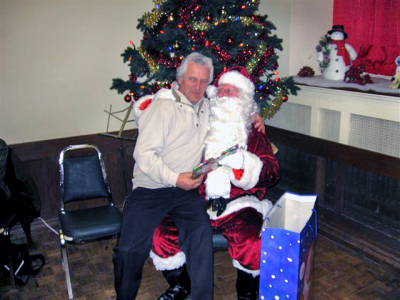 Warren Berger with Santa (Christmas, 2006)
Photo submitted by Phil Hennings
Keywords: 2006
