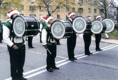 Optimists Alumni Bass drums (Etobicoke Lakeshore Santa Claus Parade, 2006)
Photo by Eric McConachie
Keywords: 2006