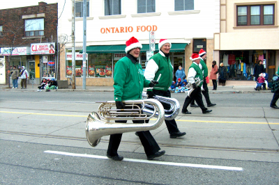 Optimists Alumni Contrabasses (Etobicoke Lakeshore Santa Claus Parade, 2006)
Photo by Jennifer Nolan
Keywords: 2006