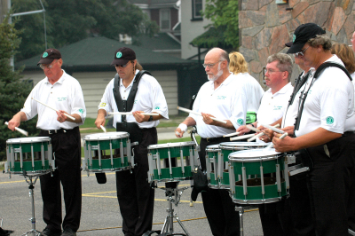 Drums Warming up (Waterloo, 2006)
L-R: Lorne Ferrazzutti, John Swartz, Gerrie Leabody, Kevin Clancy, hiding, Pat Begley
Photo by Peter McCusker
Keywords: 2006