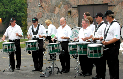 Drums Warming Up (Waterloo, 2006)
L-R: Lorne Ferrazzutti, John Swartz, Gerrie Leabody, Kevin Clancy, Gord Lefevre, Pat Begley
Carol Munro in back, on Bass & Ric Brown with the cigarette
Photo by Peter McCusker
Keywords: 2006
