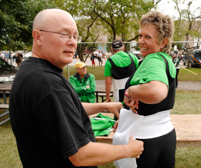 Dave Burgess helping Glenda Tokiwa (Waterloo, 2007)
Photo by Peter McCusker
Keywords: 2007