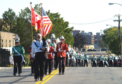 Optimists Alumni marching to the stadium (DCA, Rochester, 2008)
Photo by Frans Rood
Keywords: 2008