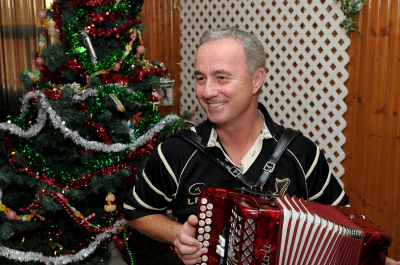 Doug Roblin (Christmas Social, 2009)
Photo by David Johns
Keywords: 2009