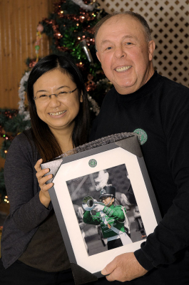 Kimiko Yamada and Rick Shearer with presentation to Kimiko (Christmas Social, 2009)
Photo by David Johns
Keywords: 2009