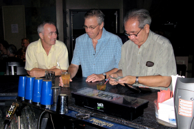 Doug Roblin, Dave Bruce & Ron Chong (Rochester, 2009)
Photo by David Johns
Keywords: 2009