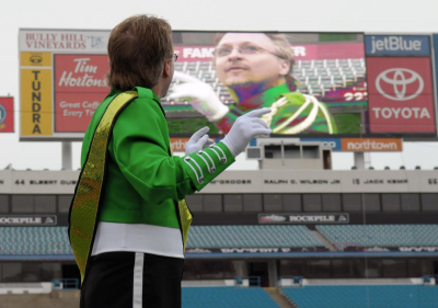 Jeff MacKay notices himself on the big screen (Buffalo, 2010)
Photo by David Johns
Keywords: 2010