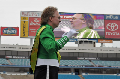 Jeff MacKay after the shock of seeing himself on the big screen (Buffalo, 2010)
Photo by David Johns
Keywords: 2010