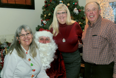 Jan Forsythe, Santa, Judy Davidson and Rick Shearer (Christmas Social, 2010)
Photo by David Johns
Keywords: 2010