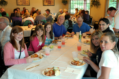 Erin Roy, Maeve Roy, Elizabeth Clayton, Bob Carell, Toby Frechette, Mac Klimaskoâ€™s dad, Madison Darwin and Alana Beirness (Rochester, 2010)
Photo by David Johns
Keywords: 2010