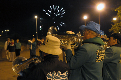 Optimists Alumni rehearsing outside the hotel (Rochester, 2010)
Photo by David Johns
Keywords: 2010