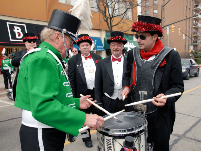 Lorne with some friends (Oakville Santa Claus parade, 2010)
Photo by Eric McConachie
Keywords: 2010