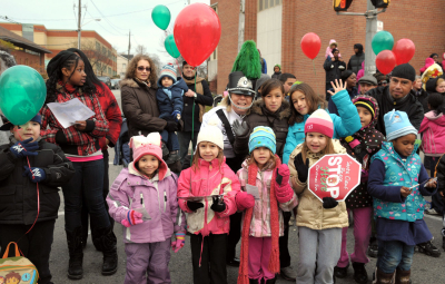 Glenda Tokiwa with some of the spectators (Weston Santa Claus parade, 2010)
Photo by Dave Johns
Keywords: 2010