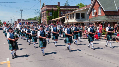 Paris / Port Dover Pipe Band (Port Dover, 2011)
Photo by David Johns
Keywords: 2011