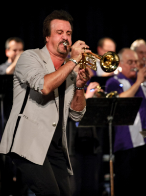 Al Chez performing with the ensemble (London, 2012)
Photo by David Johns
Keywords: 2012