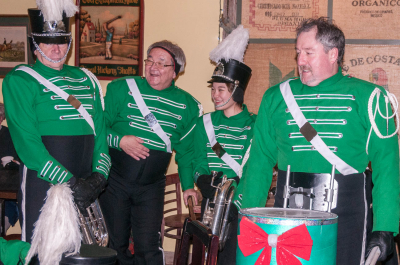Bill, Ron, Sarah & Scott, Optimists Alumni (Aurora Santa Parade, 2013)
Photo by Eric McConachie
Keywords: 2013