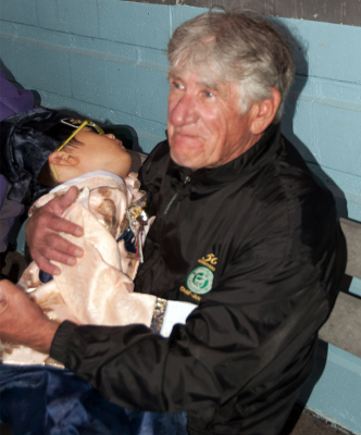 Gord Brown with the youngest member of Art Soldier  (Sudbury, 2013)
Photo by Eric McConachie
Keywords: 2013