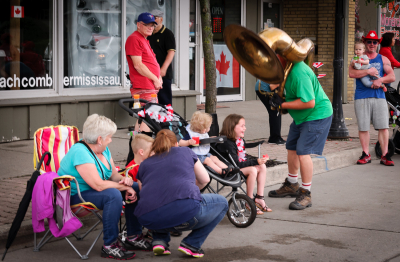 Keith Dearlove entertains the kids, Optimists Alumni (Canada Day, Port Credit, 2016)
Photo by David Johns
Keywords: 2016
