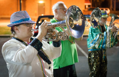 Heather, Bob and Barry, Optimists Alumni playing outside hotel on Thursday night (Soundsport, Indianapolis, 2016)
Photo by David Johns
Keywords: 2016