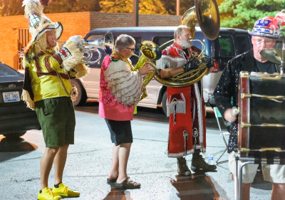 Mike, Dave, Keith and Ric, Optimists Alumni playing outside hotel (Soundsport, Indianapolis, 2016)
Photo by David Johns
Keywords: 2016
