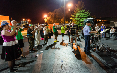 Optimists Alumni playing outside hotel (Soundsport, Indianapolis, 2016)
Photo by David Johns
Keywords: 2016