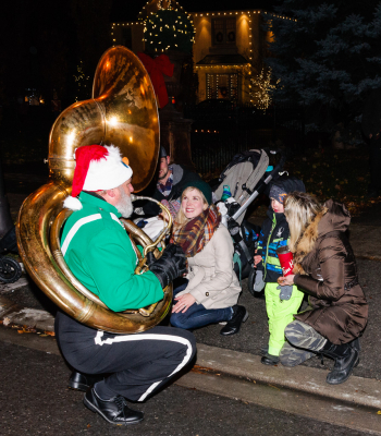 Keith entertains some kids and their parents (Brampton Santa Claus parade, 2016)
Photo by David Johns
Keywords: 2016