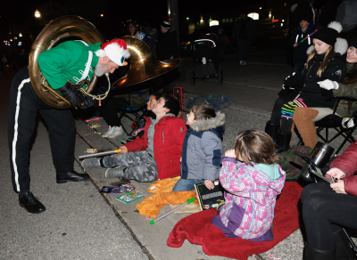 Keith entertaining the kids, Optimists Alumni (Brantford Santa Claus parade, 2016) 
Photo by David Johns
Keywords: 2016