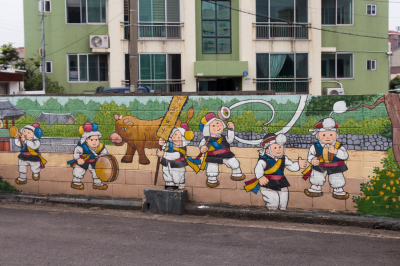 A painted wall (Jeju City, South Korea)
Photo by Bob Carell
Keywords: 2017
