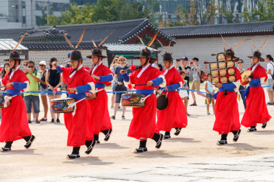Changing of the guard at Gyeongbokgung Palace (Seoul, South Korea, 2017) 
Photo by Bob Carell
Keywords: 2017