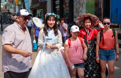 Doug, Lindsay and Laura with two young women in traditional Korean dress (Seoul, 2017)
Photo by Bob Carell
Keywords: 2017