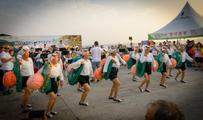 Some of the Haenyeo performing (Haenyeo, Jeju, 2017)
Photo by David Johns
Keywords: 2017