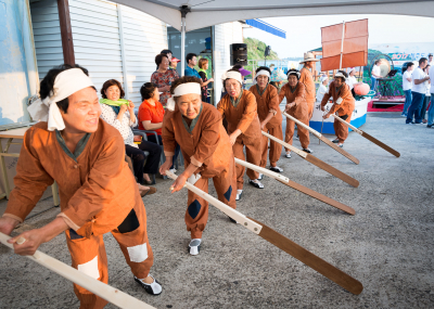 Some of the Haenyeo. rehearhearsing for their performance (Haenyeo, Jeju, 2017)
Photo by David Johns
Keywords: 2017