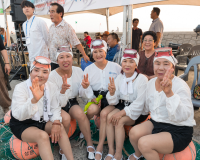 Some of the Haenyeo. women divers from Jeju Island (Haenyeo, Jeju, 2017)
Photo by David Johns
Keywords: 2017