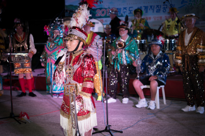 Soo Lee addressing the crowd (Haenyeo, Jeju, 2017)
Photo by David Johns
Keywords: 2017