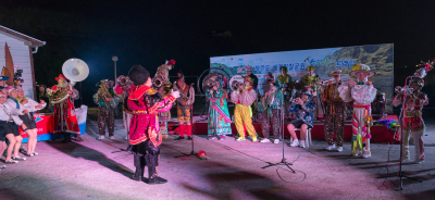 Optimists Alumni performing with some of the Haenyeo dancing on the side (Haenyeo, Jeju, 2017)
Photo by David Johns
Keywords: 2017