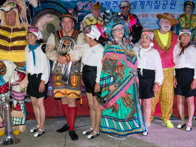 Part of a group shot with the Optimists Alumni and the Haenyeo (Haenyeo, Jeju, 2017)
Photo by David Johns
Keywords: 2017